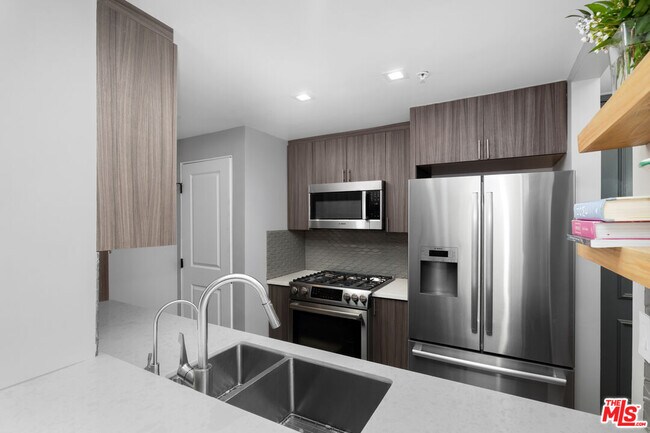 Building Photo - 930 N Doheny Dr