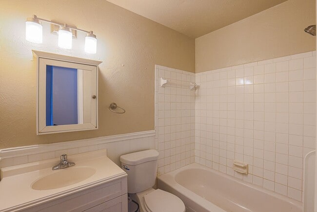 Building Photo - 14 King Henry Cir
