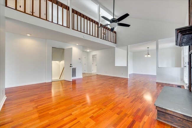 Building Photo - River Hills: 3 BR with 2 Full & 2 Half Baths