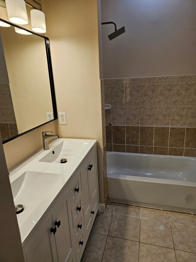 Primary En Suite Bathroom - 1919 Saint Paul St