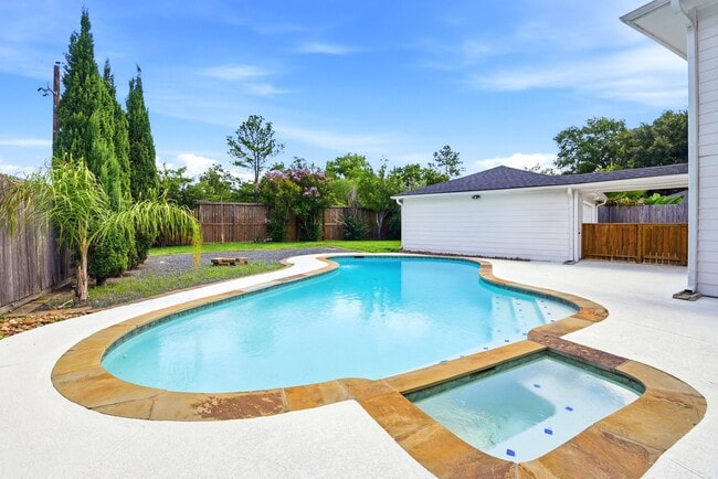 Building Photo - 4810 Bayou Vista Dr
