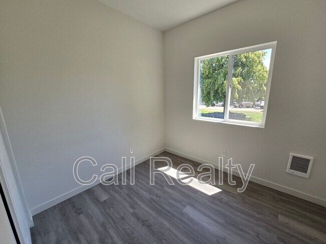 Building Photo - 4215 N Locust Rd
