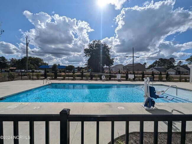 Building Photo - Special Offer! 18 month lease $1,375.00!!