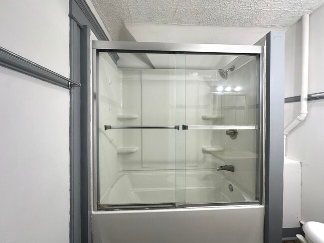 Building Photo - 408 S Gardiner Ave