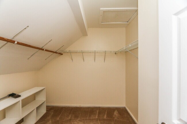 Building Photo - 409 The Meadows