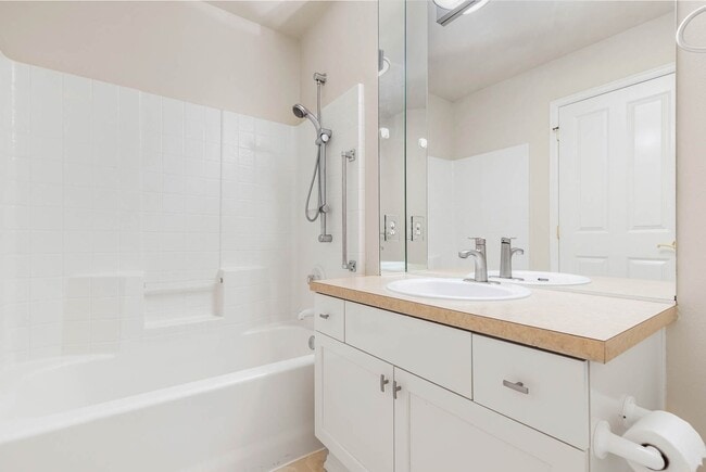 Building Photo - 824 Chelan Pl NE