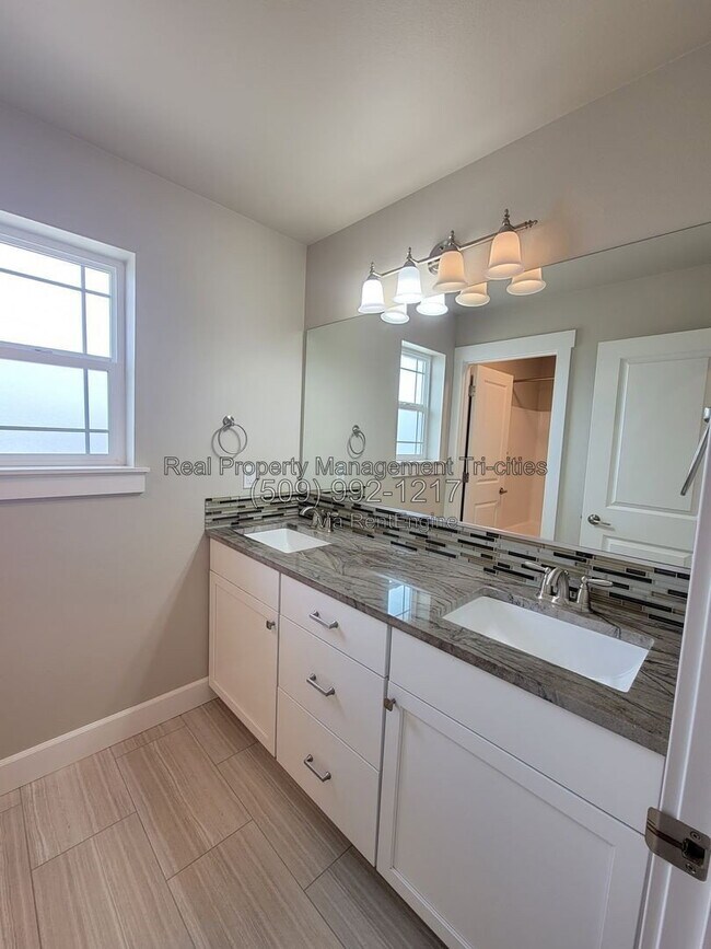 Building Photo - 1108 S Kansas Pl
