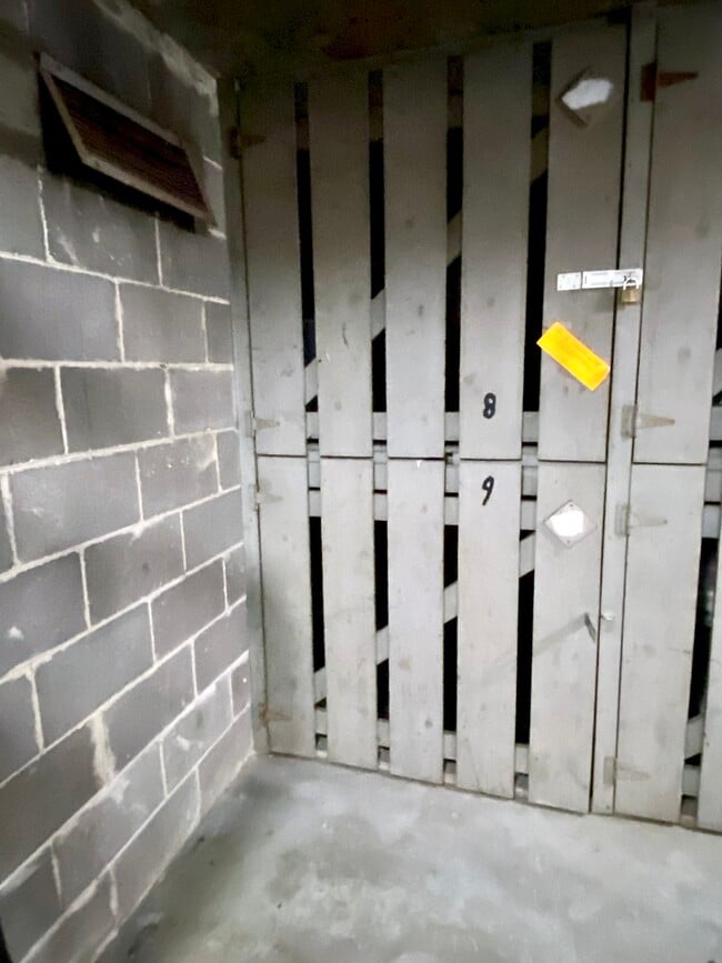 Building Photo - 6150 N Kenmore Ave