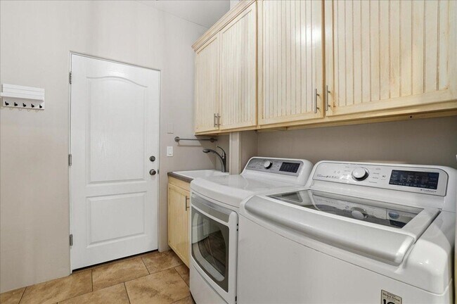 Building Photo - 1909 E Coral Tree Dr