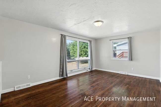 Building Photo - 4586 Wentworth Dr
