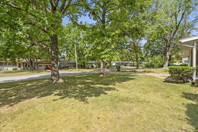 Building Photo - 2302 S Hampton Ave