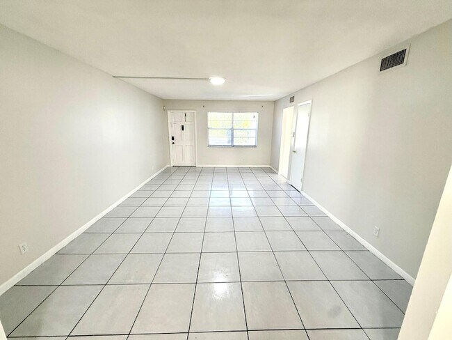 Building Photo - 3880 Woodside Dr