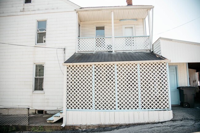 Building Photo - 327 Spruce St