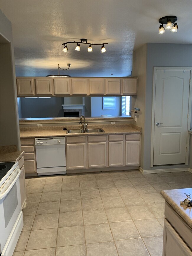 Building Photo - Beautiful Condo For Rent