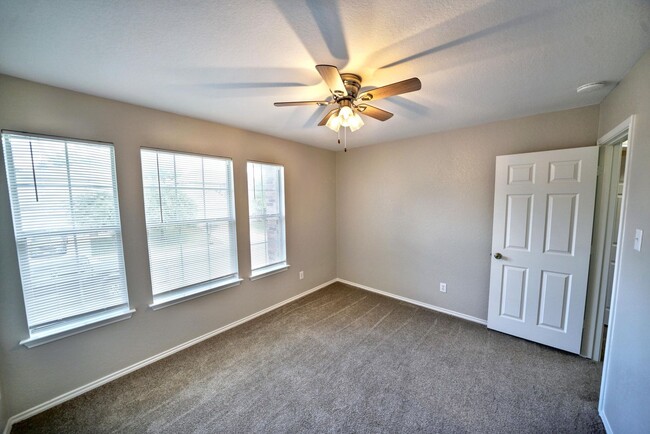 Building Photo - Stunning 4-Bedroom, 2.5-Bathroom Home in L...