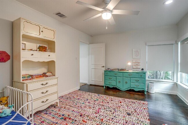Building Photo - Charming 4-Bed Home with Granite Counterto...