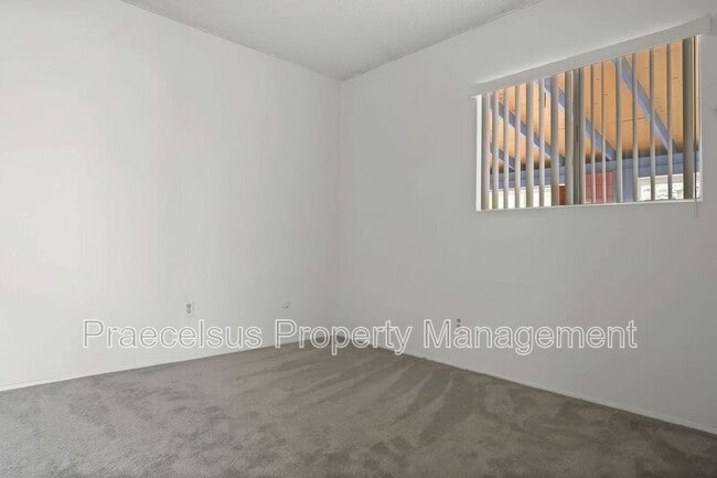 Building Photo - 1696 Shooting Star Ct