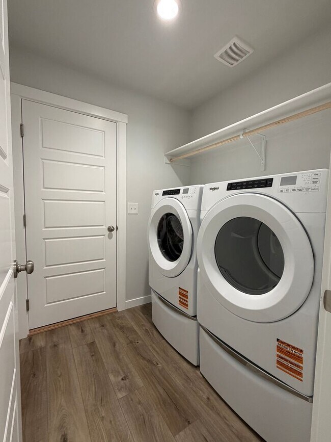 Building Photo - Move-In Special! Brand new 3 bed 2 bath ho...