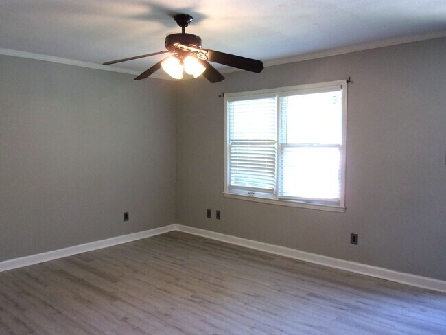 Building Photo - 2 Bedroom 1 Bath Ground Floor Condo