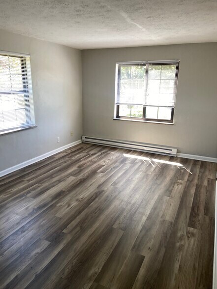 Building Photo - 557 Telford Ave