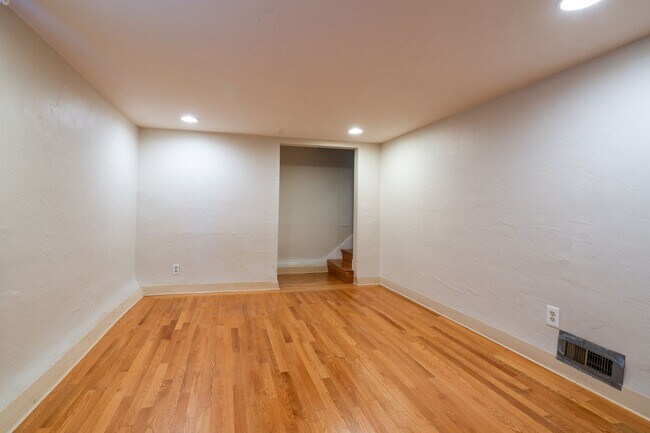 Building Photo - Single Family Home
