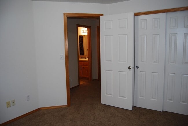 Building Photo - Well Maintained 3 Bedroom 2.5 Bath Newberg OR