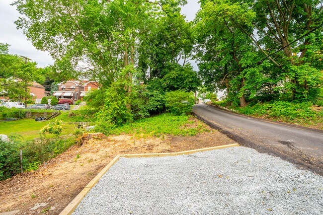 Building Photo - SCORE 1ST MONTH'S RENT FREE IF SIGNED BY AUGUST 7! Spectacular 3 bedroom home in Carrick availabl...