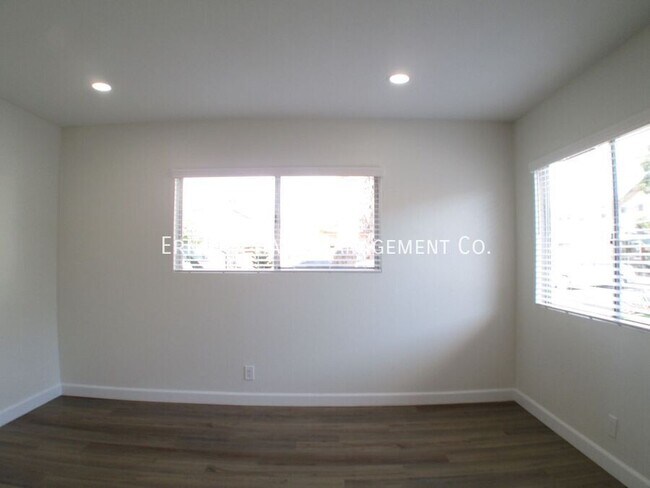 Building Photo - 230 E Hullett St