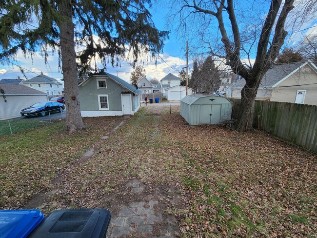 Building Photo - Great 2 Bedroom House in Moline