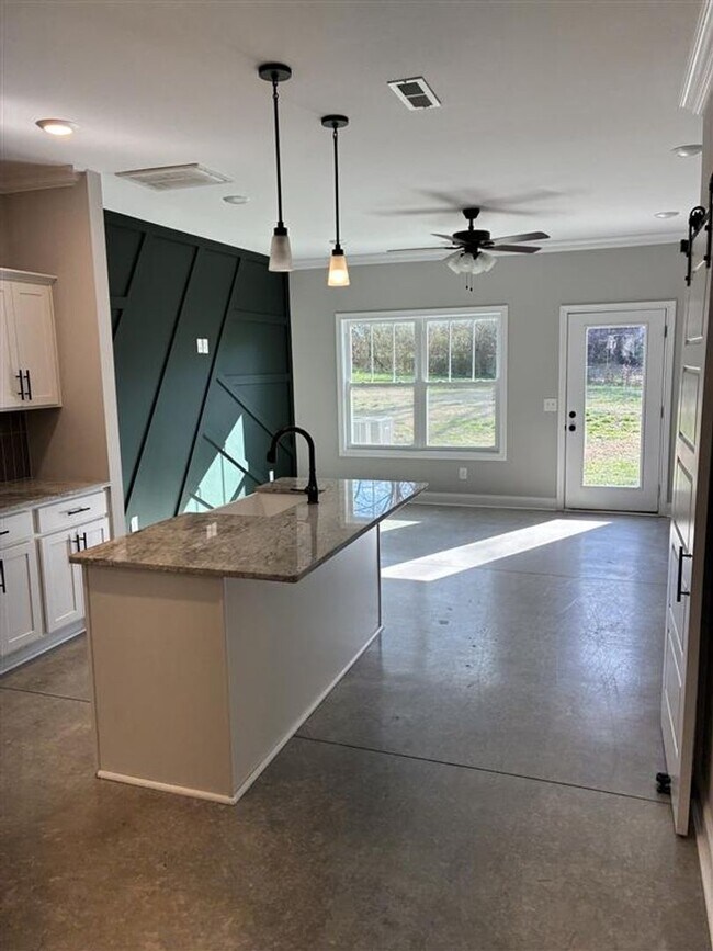 Building Photo - Spacious 3 Bedroom, 2 Bath Single-Family Home — Nashville Style in Clarksville!