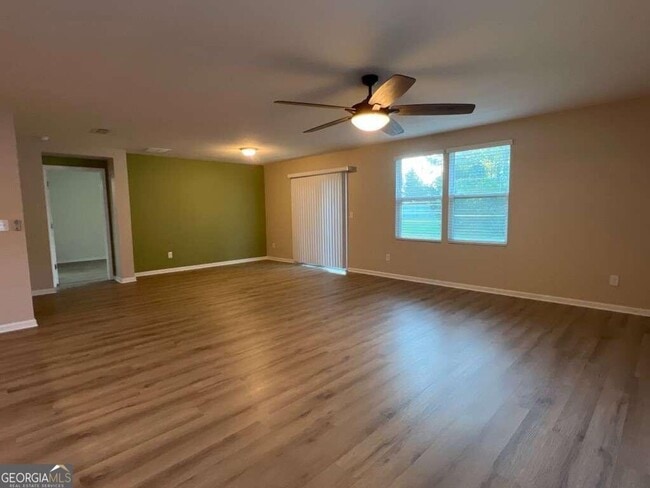 Building Photo - Act Fast on this Beautiful 4BR/2BA in Waters Edge