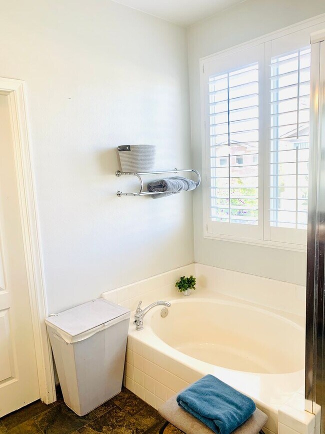 Building Photo - ***GORGEOUS 4BD/2.5BA HOUSE AVAILABLE IN O...