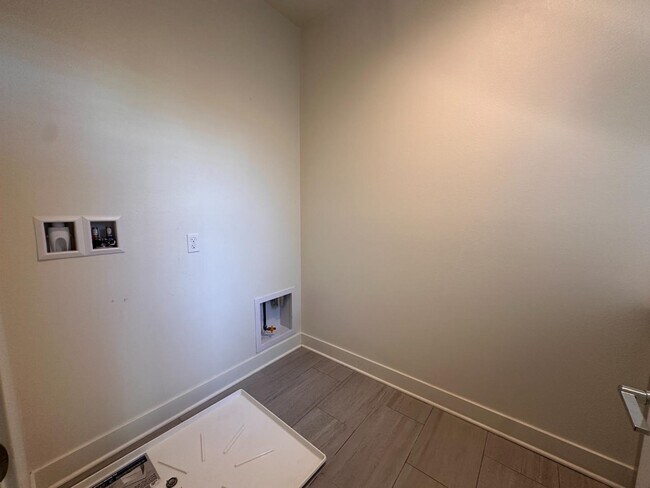 Building Photo - 15852 Ellington Wy