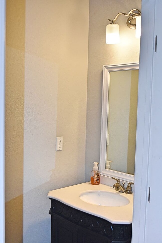 Building Photo - Freshly updated 3 Bedroom 2.5 Bath Townhouse 1 Car Garage available 3/1