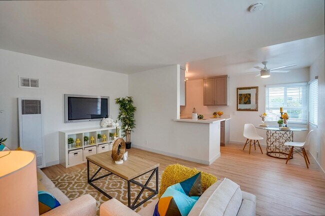 Interior Photo - 359 East Esther Street