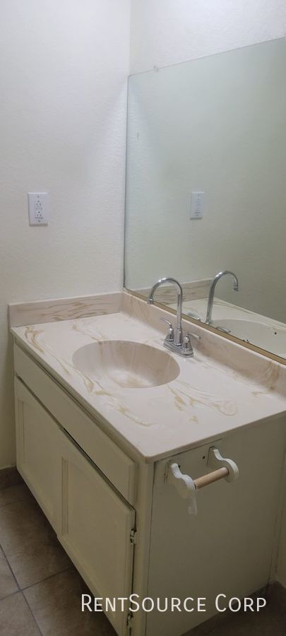 Building Photo - 3 Bedroom 2 Bath Single Family Home in Bar...