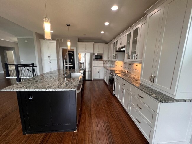 Building Photo - 627 N Daylily Dr