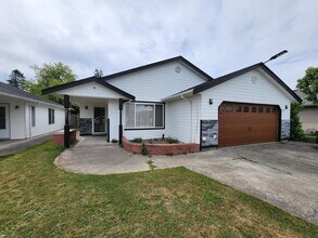 Building Photo - Stunning 4 Bedroom Home with Private Yard ...