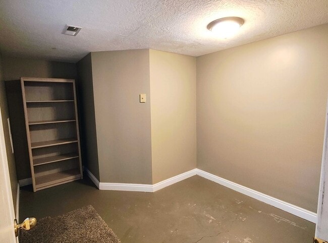 Building Photo - 5 BD 3 BA 2900 sq ft HOME IN DRAPER.