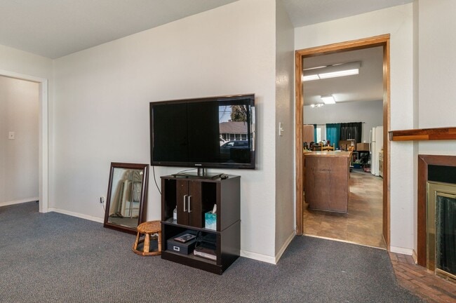 Building Photo - 6 Bed 3 Bath Accessible Rambler
