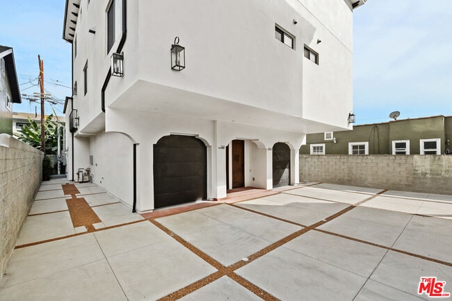 Building Photo - 2326 S Dunsmuir Ave