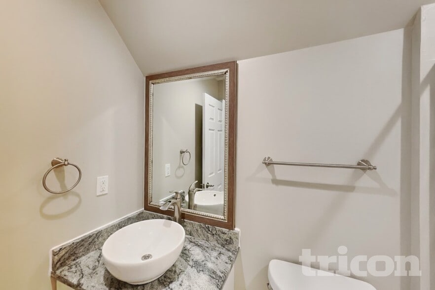 Building Photo - 1026 Chelsea Dr