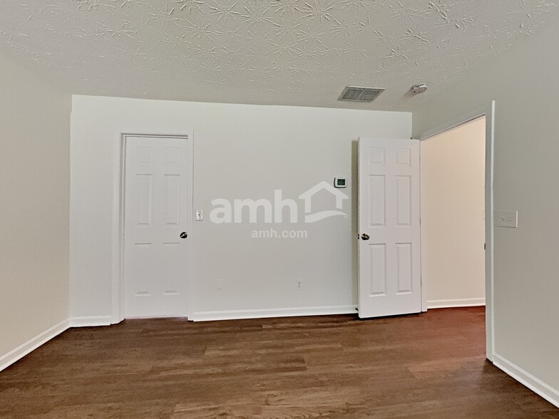 Building Photo - 1959 Johns Pl Ct NE