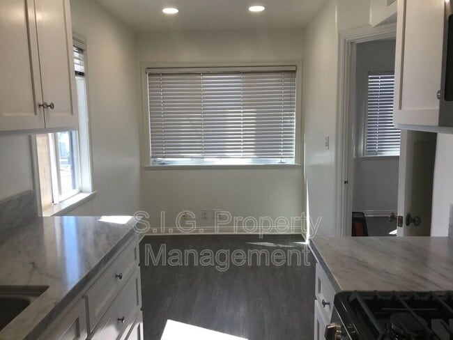 Building Photo - 1125 1/2 Foothill Blvd