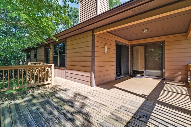 Building Photo - 3 bedroom / 2 bath on a private corner lot in Fairfield Glade