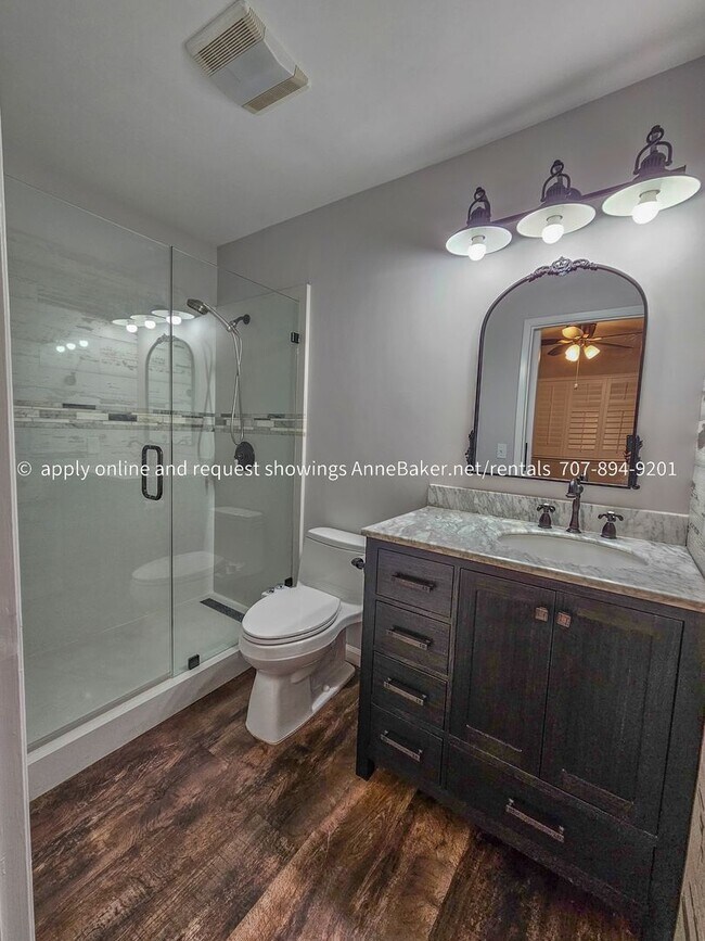 Building Photo - Exquisitely Updated Condo - Must See