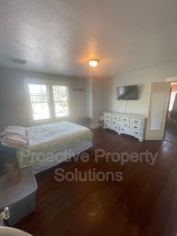 Building Photo - 528 Lindbergh Avenue