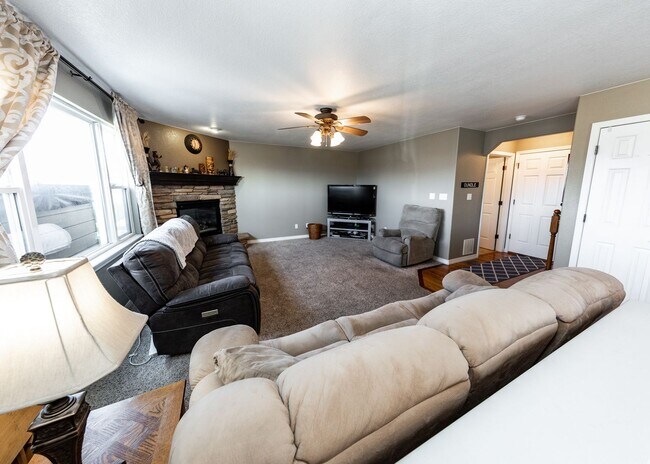 Building Photo - Fabulous 6 bedroom + office D20 Home with ...