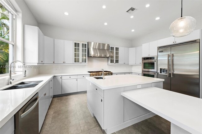 Building Photo - 552 Palm Dr