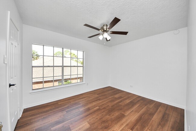 Building Photo - 15919 Lake Lodge Dr